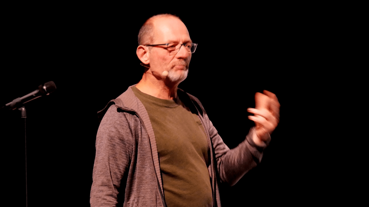 Cyrille Gallion lors d'une conférence contre les préjugés sur la vieillesse, Semaine Bleue à Saint-Benoît